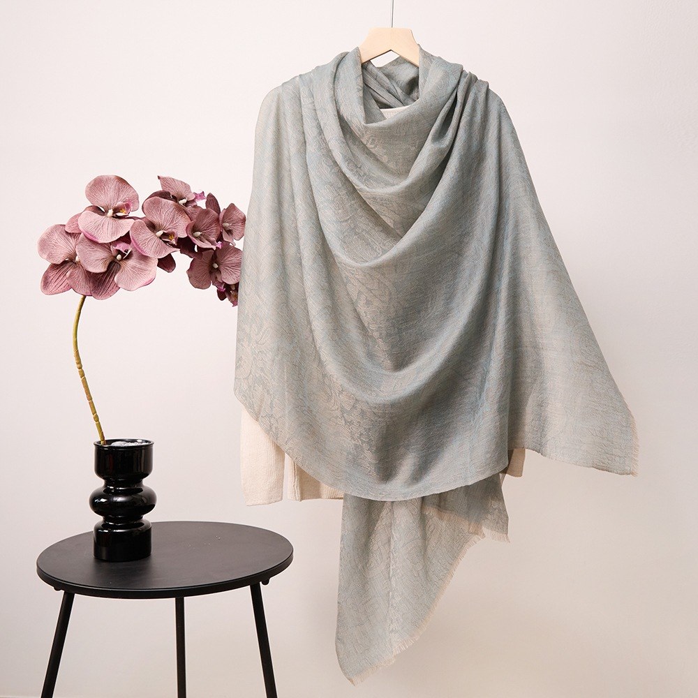 200-Count Cashmere Paisley Jacquard Scarf 200-Count Cashmere Paisley Jacquard Scarf